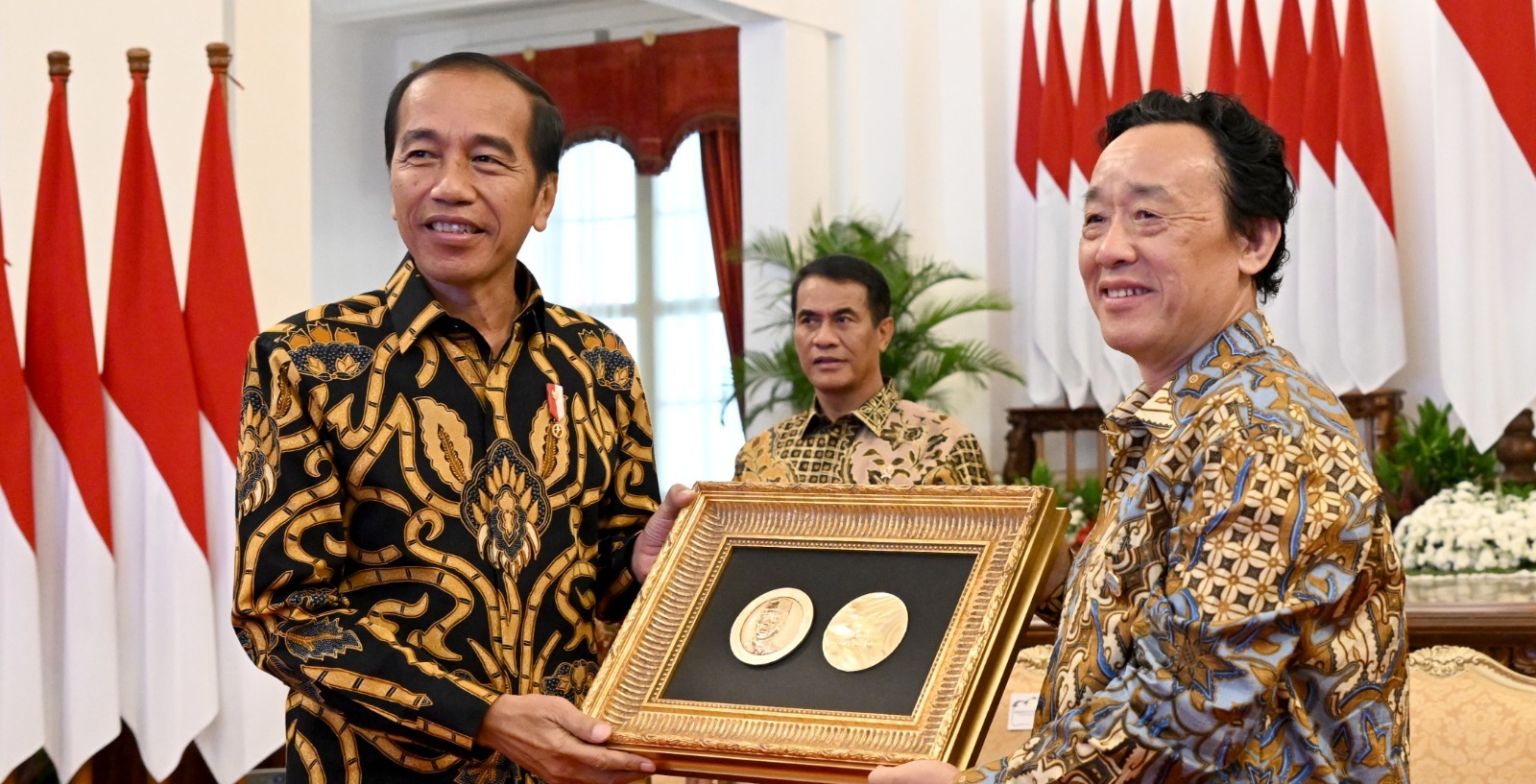 FAO Director-General honours Indonesian President Joko Widodo with the prestigious FAO Agricola Medal